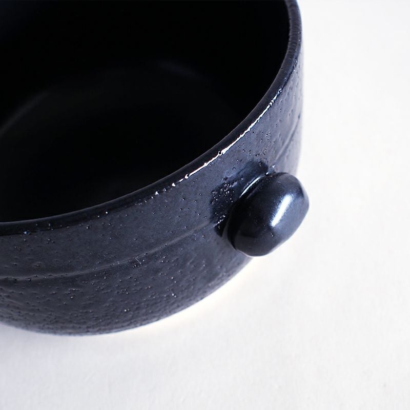 冷蔵庫への出し入れに扱いやすい取っ手です