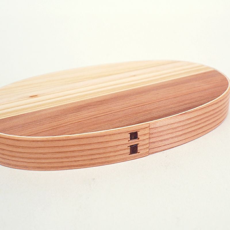 曲げわっぱの特徴として継ぎ目を皮で綴じてあります