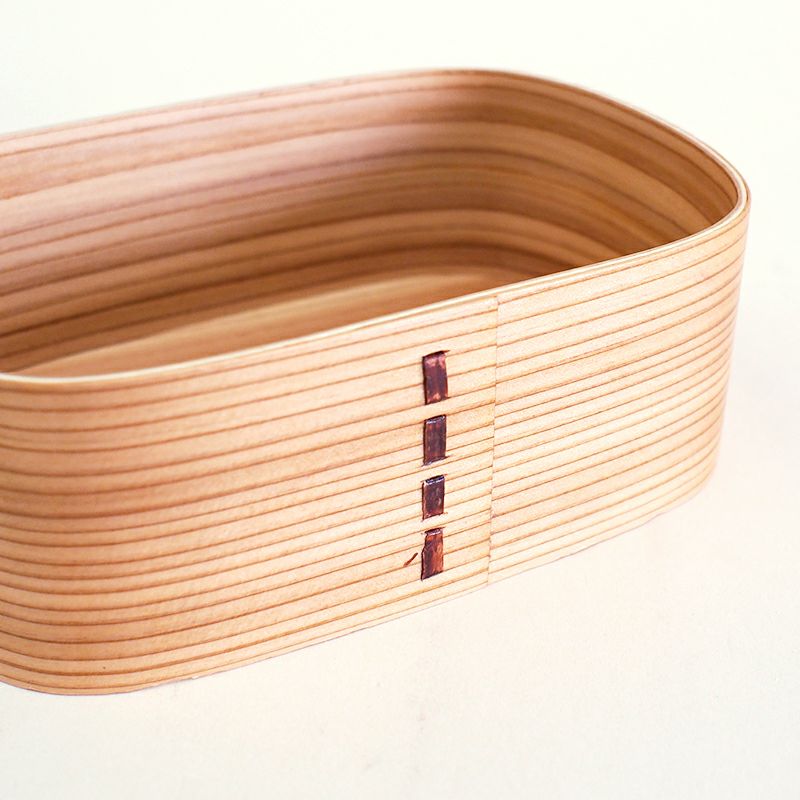 曲げわっぱの特徴として継ぎ目を皮で綴じてあります