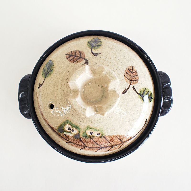 木の葉とふくろうの温もりのある素朴な絵柄