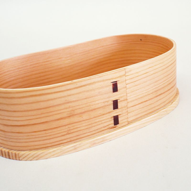 曲げわっぱの特徴として継ぎ目を皮で綴じてあります