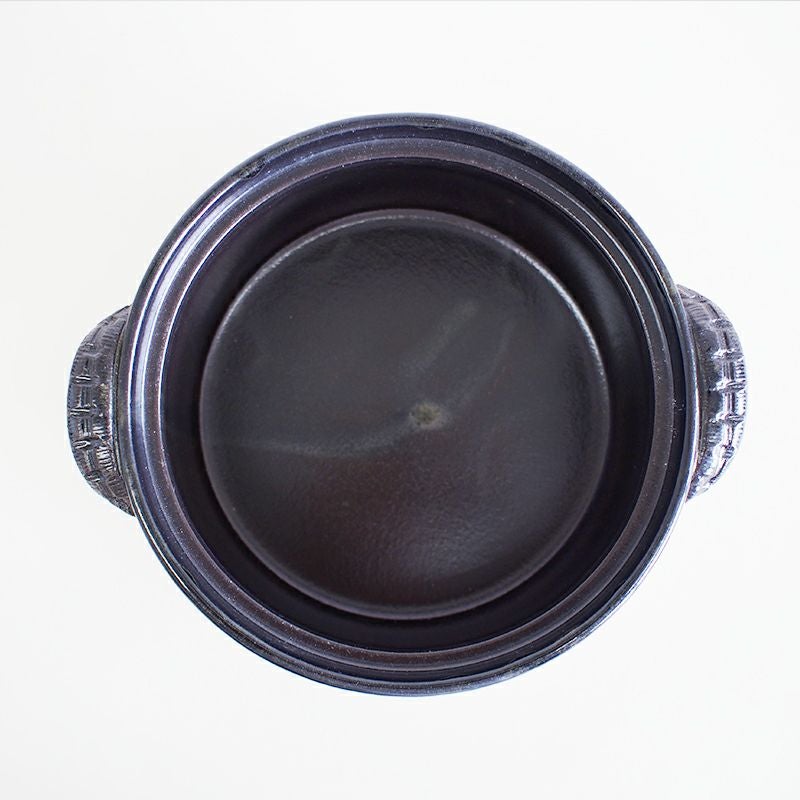 高い耐熱性を誇る萬古焼の土鍋です