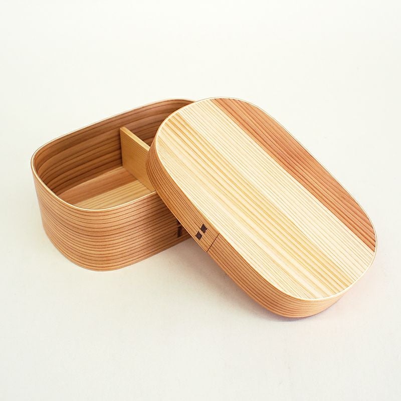 自然の木地のお弁当箱は、保温性と通気性に優れています