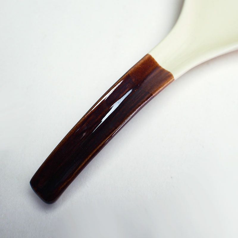 持ち手の茶色がアクセントになっています