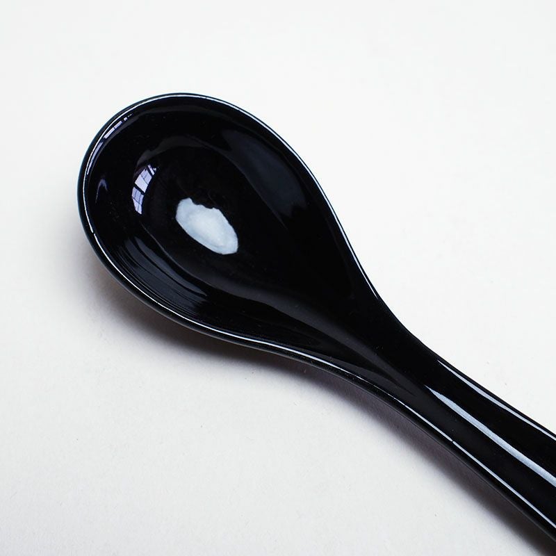 シックな黒色が美しいレンゲです