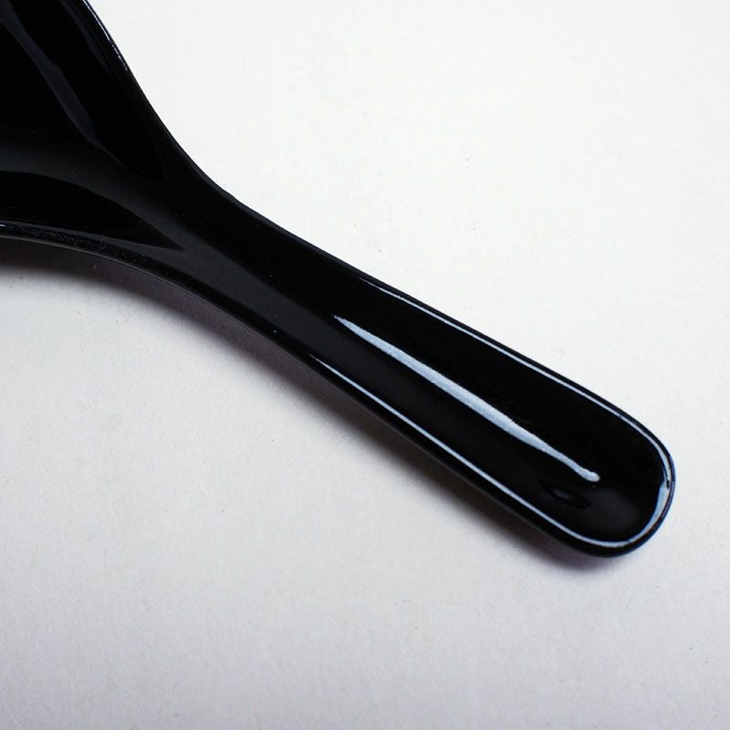 窪みがあり持ちやすい柄です