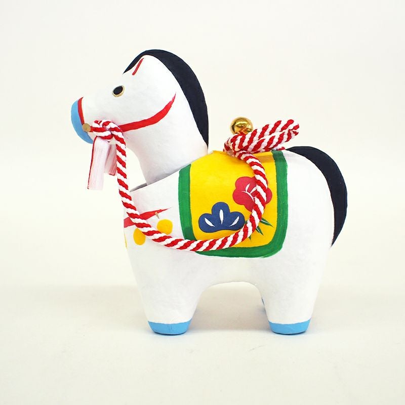 午は力強く駆ける馬の姿から、物事が順調に進み、発展や成功を導くと信じられています