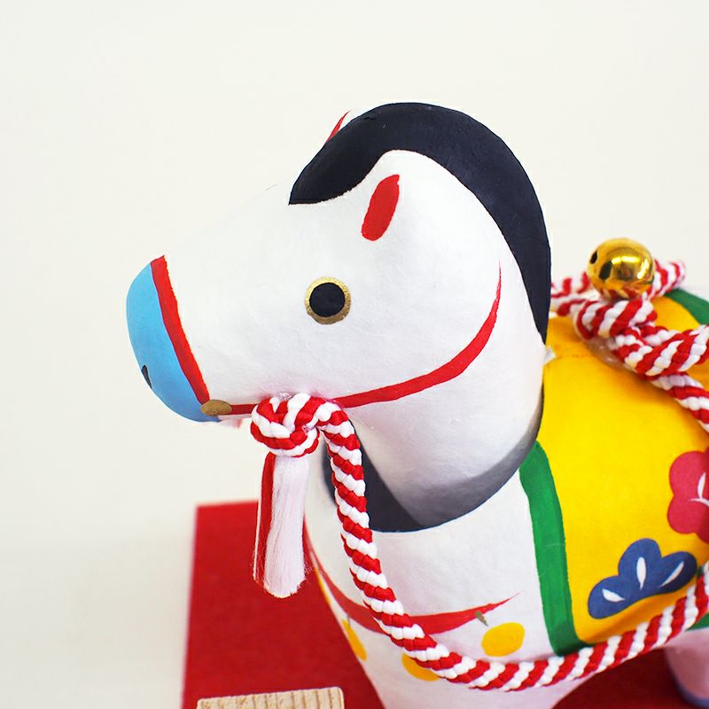 首を振る午の干支置物です