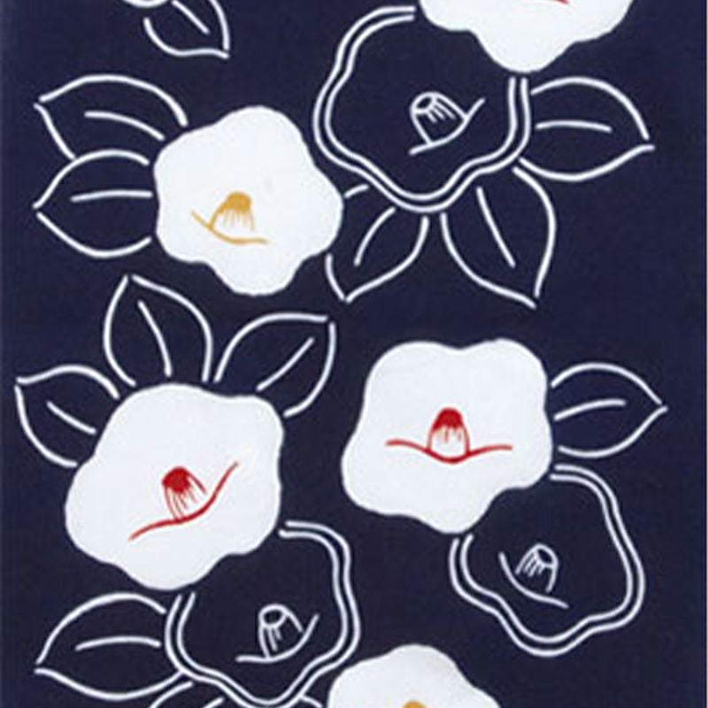 冬を感じさせる濃い紺色に白の椿がよく映えます