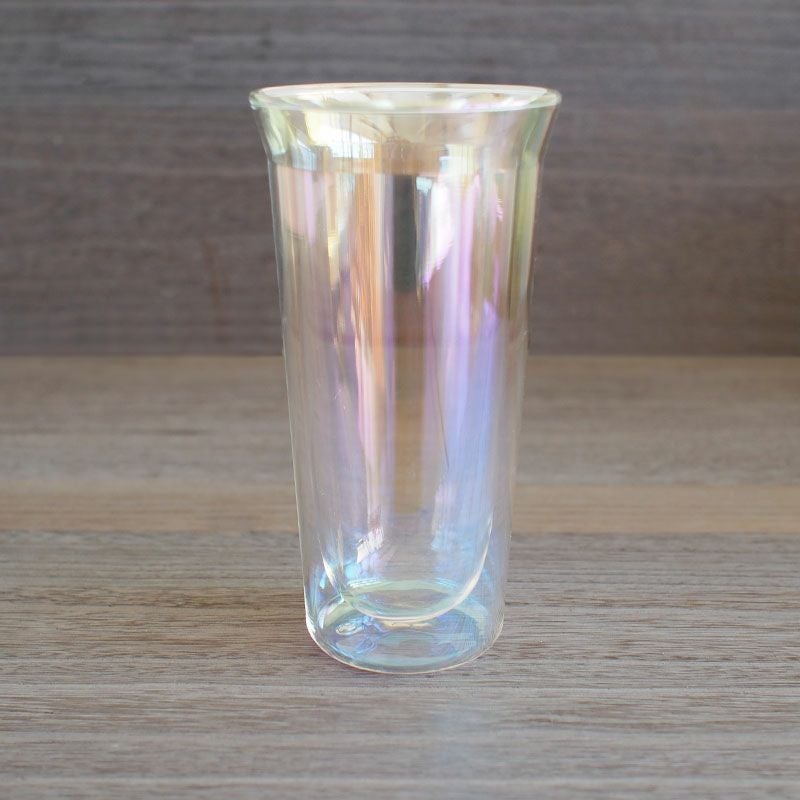 キラキラと宝石のように虹色に煌めくタンブラーです