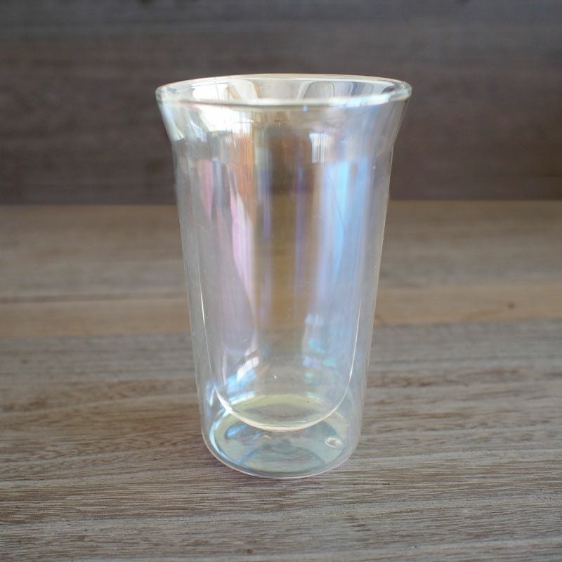 キラキラと宝石のように虹色に煌めくタンブラーです