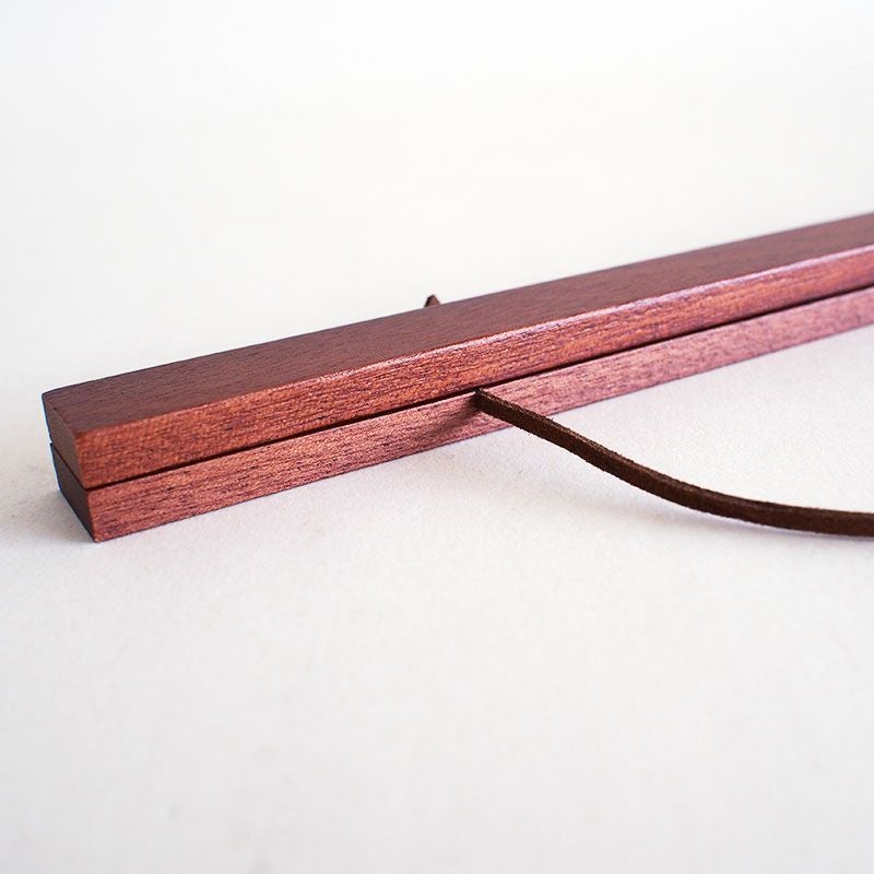 手拭いを二本の棒で挟みます