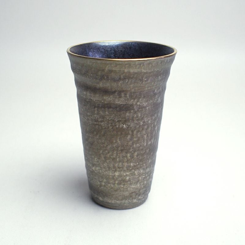 岩肌のような風合いの釉薬が印象的です