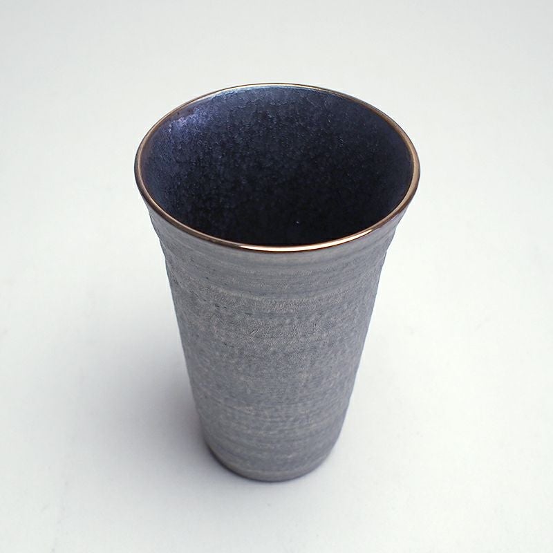 口縁には金の縁取りで豪華な仕上げです