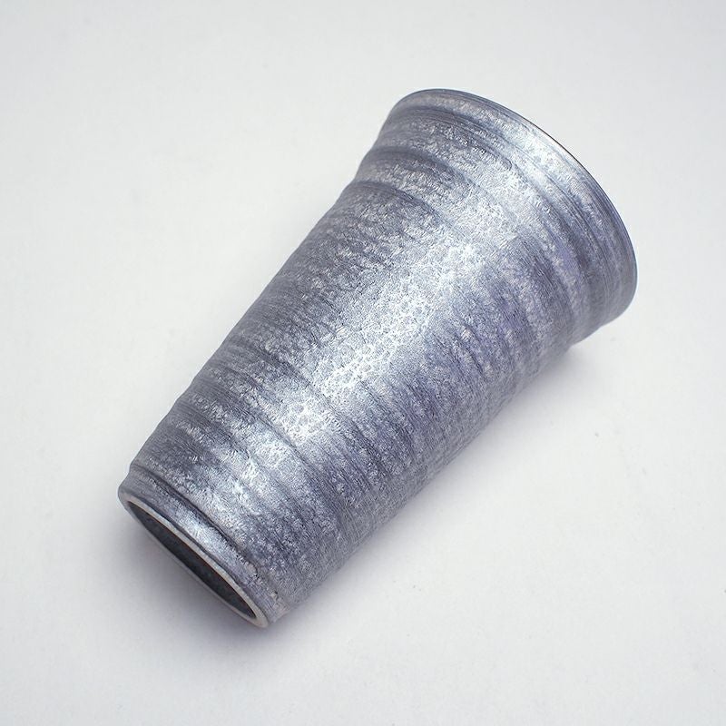 見る角度により表情を変える高級感のあるデザインです