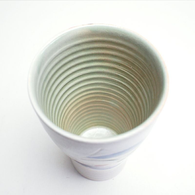 内側には凹凸があり泡が立ちやすい形状です