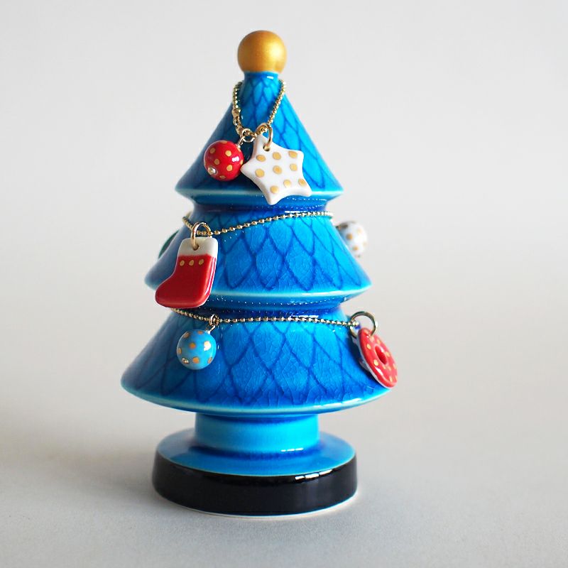 オーナメントとアクセサリーが融合した、可愛らしい陶のクリスマスツリーです
