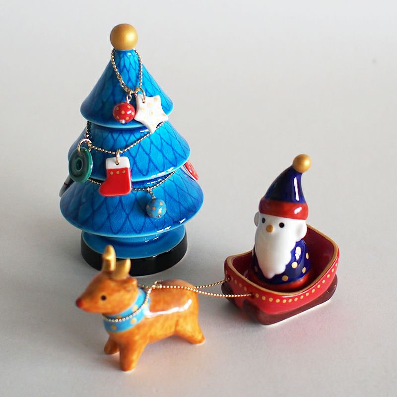 別売りのトナカイ、クリスマスツリーと一緒に飾った例です