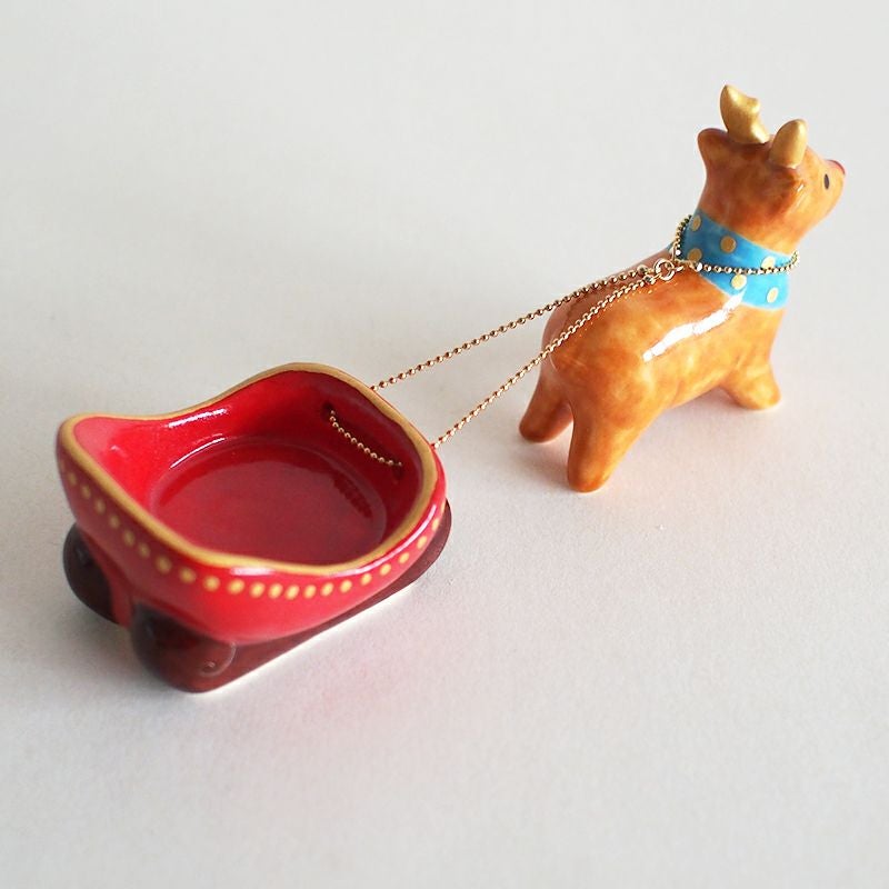 一つ一つ手作りで作られた可愛らしいトナカイとソリの置物です