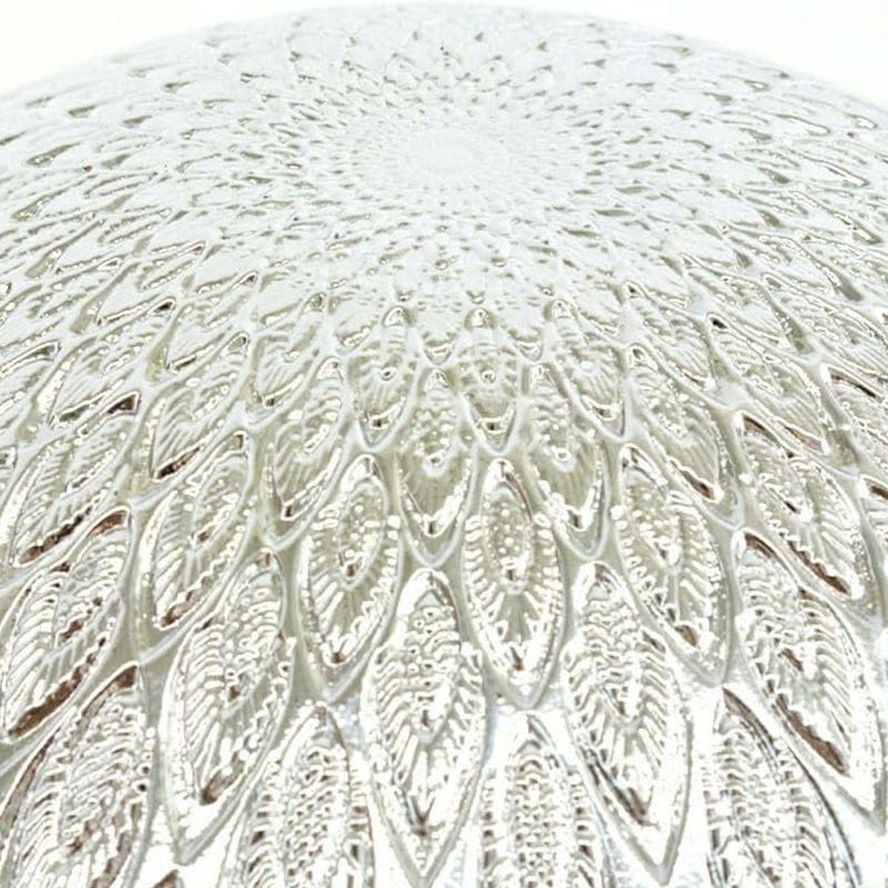 裏面は煌びやかなシルバーのレリーフです