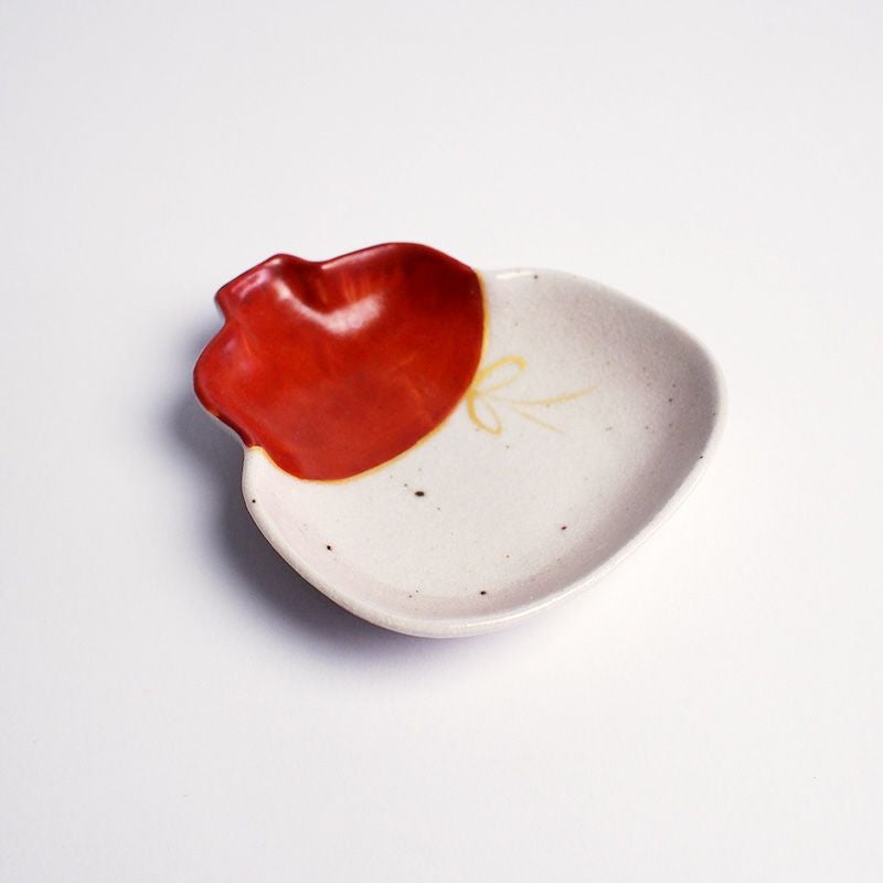 縁起の良い金で描かれた結びの絵柄