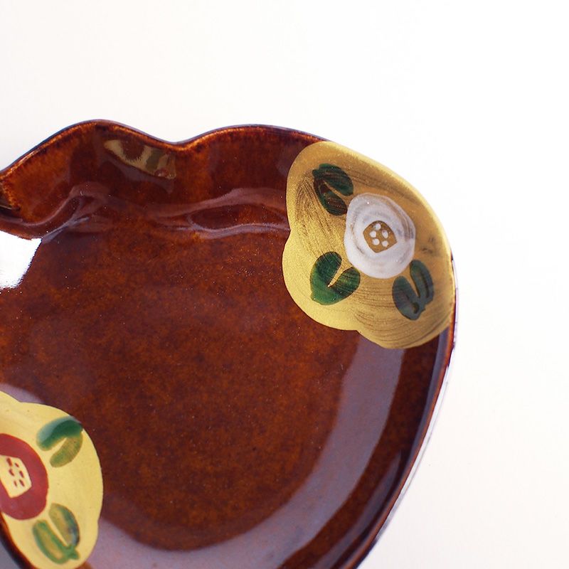 艶のあるアメ釉に椿の絵柄が映えます