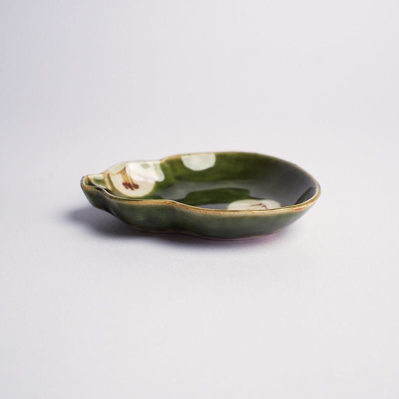 美濃六銘窯の一つ蔵珍窯にて制作された小皿です