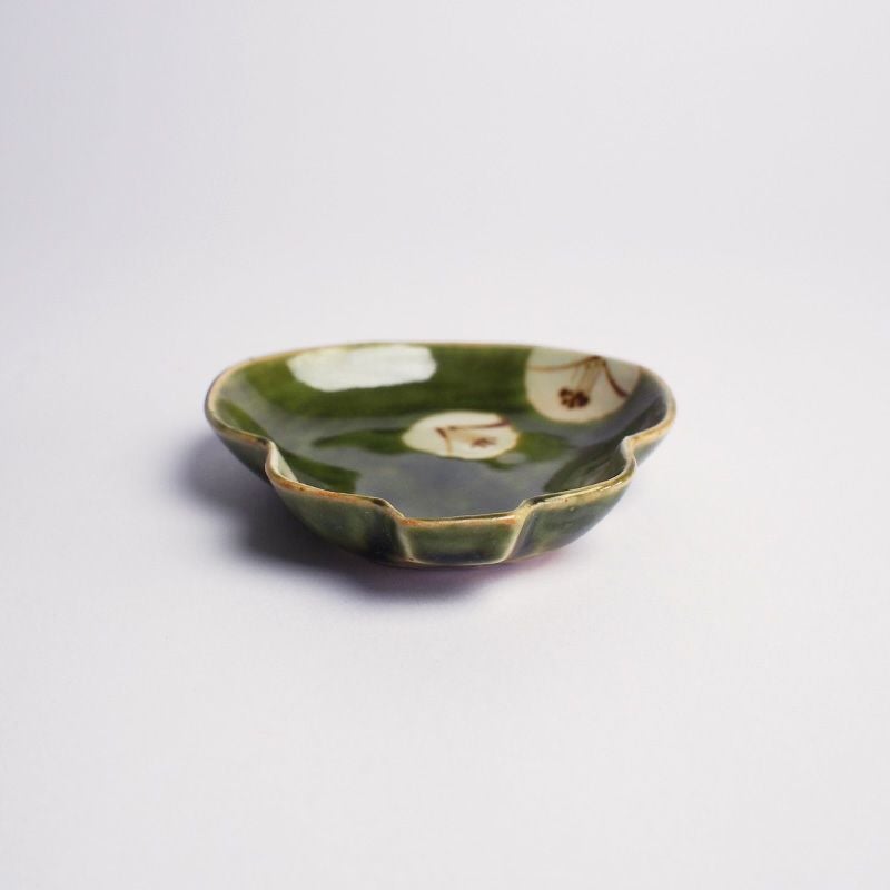 ひょうたんの形状がかわいらしい器です