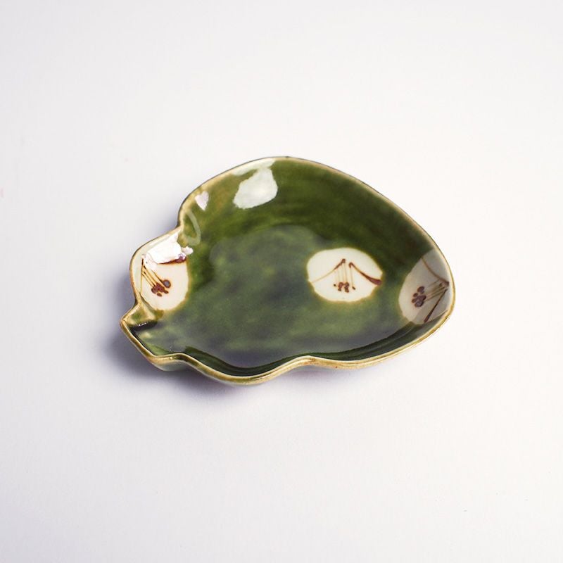 蔵珍窯の象徴である椿の絵柄が描かれています