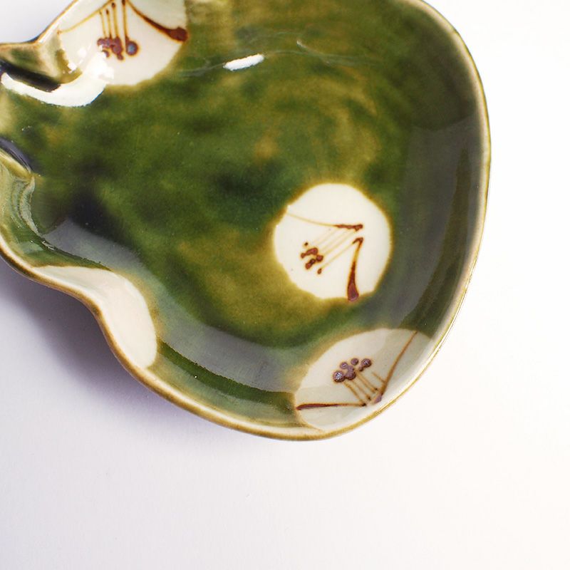 織部釉と椿の絵柄が美しい風合いを醸し出しています