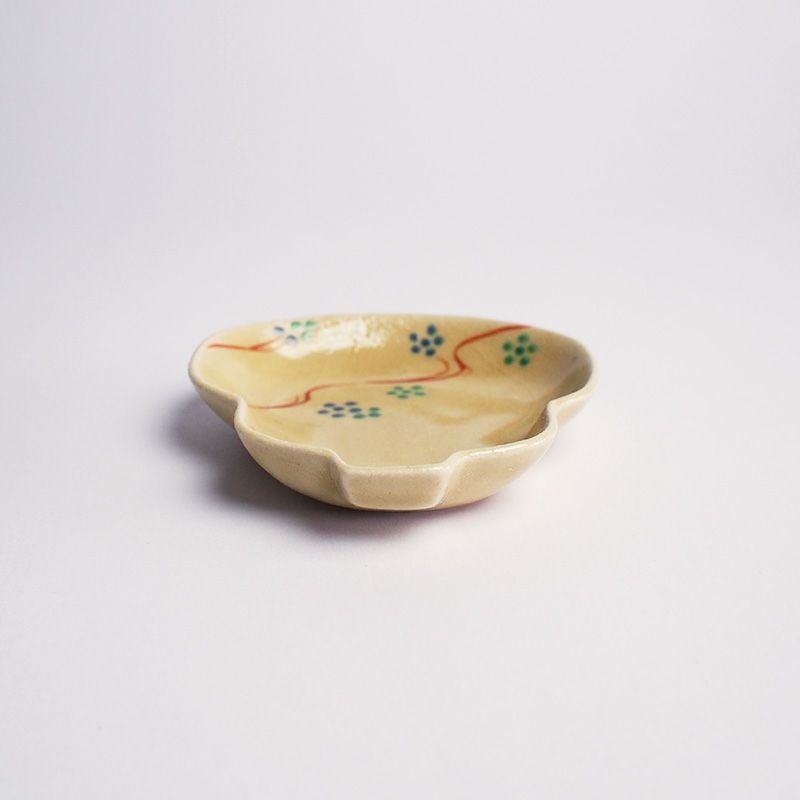 ひょうたんの形状がかわいらしい器です