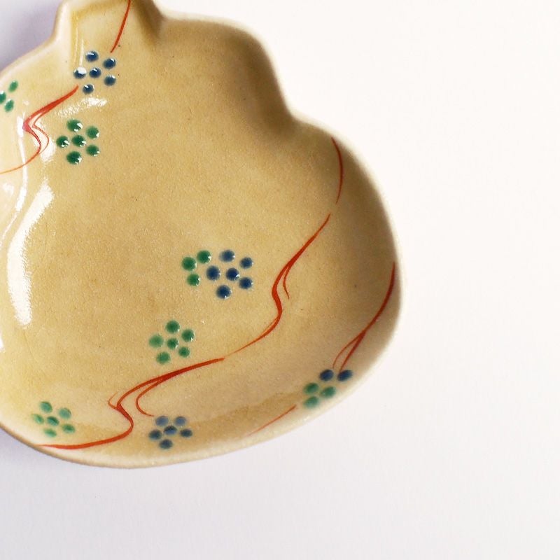 うっすら貫入が入り趣深い表情です