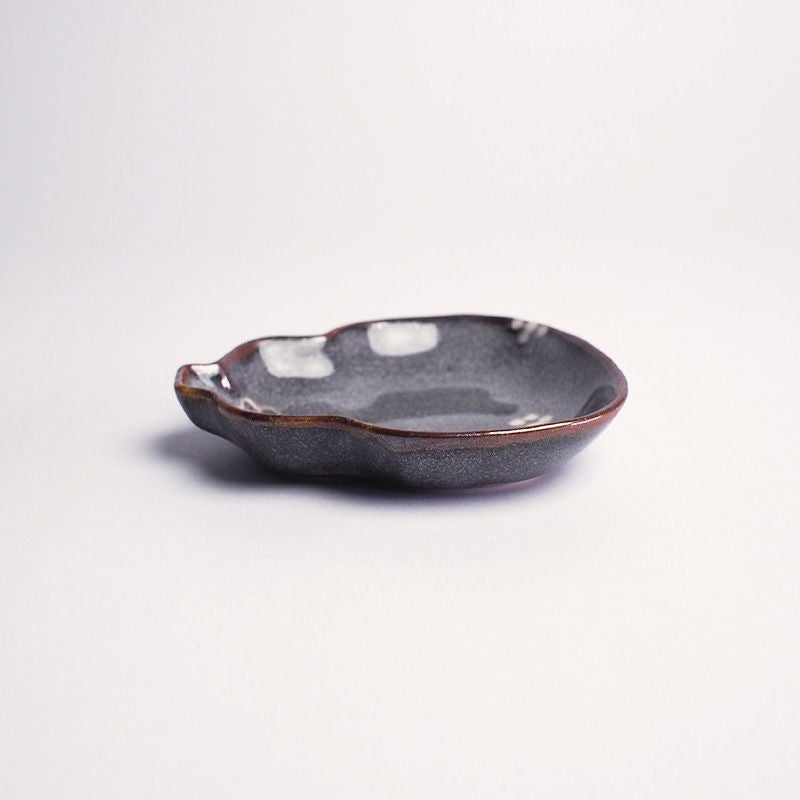 美濃六銘窯の一つ蔵珍窯にて制作された小皿です