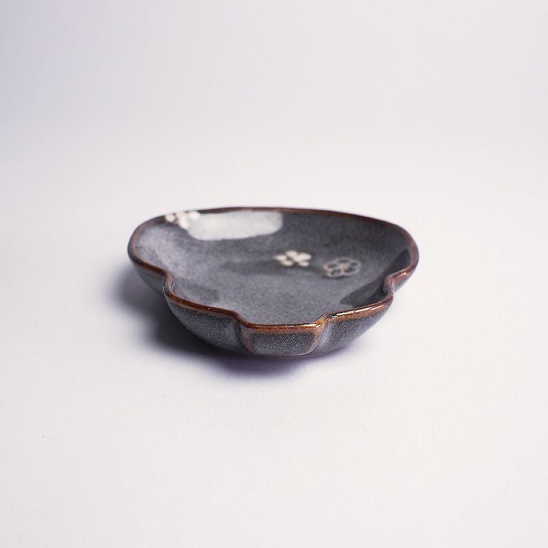 ひょうたんの形状がかわいらしい器です