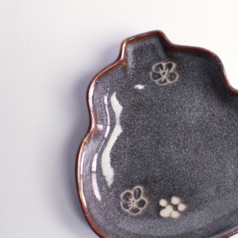 鼠志野の独特な風合いを楽しめる器です