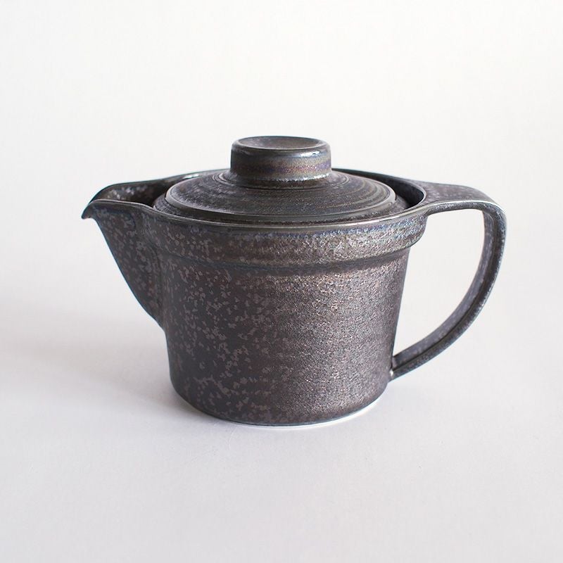 モダンなフォルムのポットです