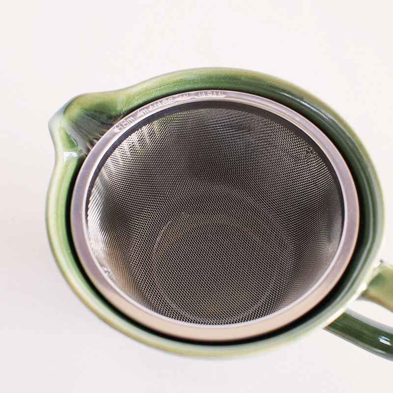 ステンレス製の茶こしが付きます