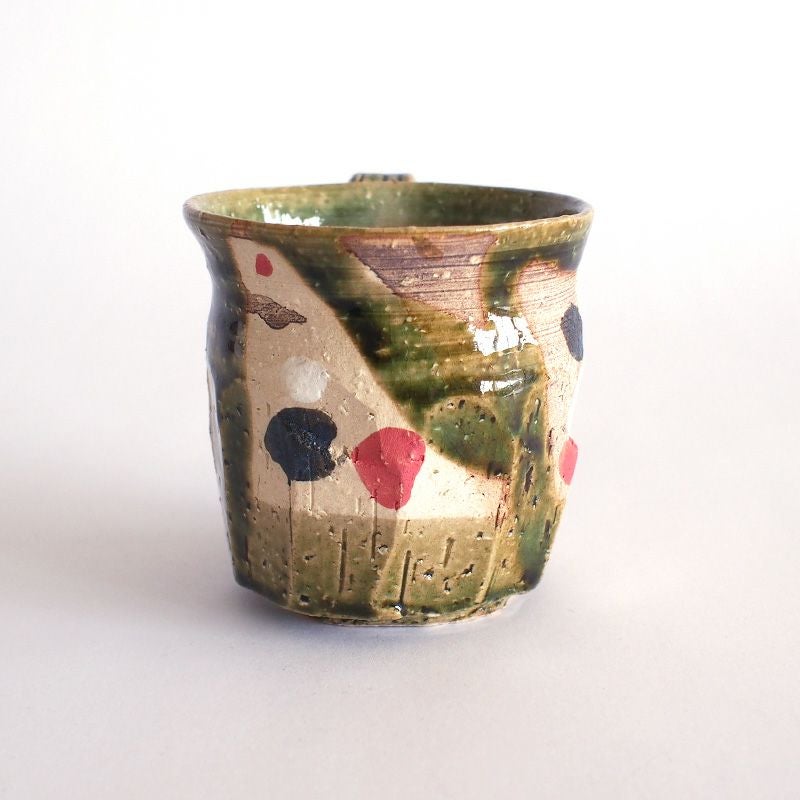 織部釉にモダンなデザインをあしらったマグです