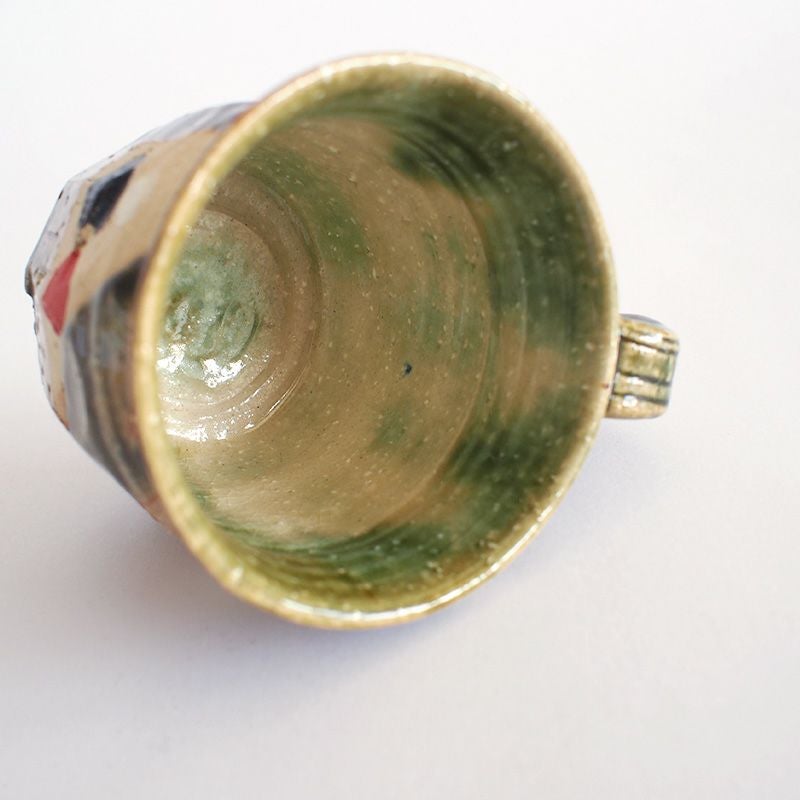 黄褐色に緑が混じり織部釉独特の色合いです