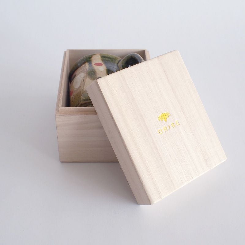 桐箱に入り贈り物に最適です