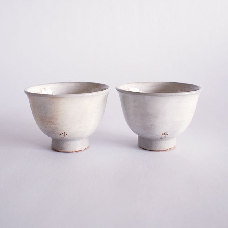 淡い鼠色のやさしい風合いの煎茶です