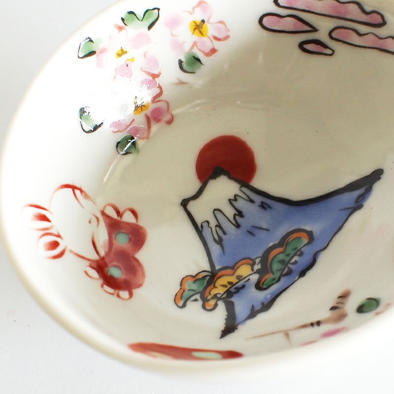 縁起のよい青富士が夕立窯のタッチで描かれています