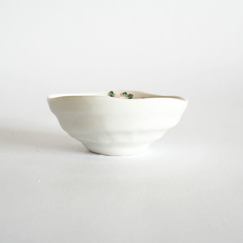 やさしいゆがみのある形状です