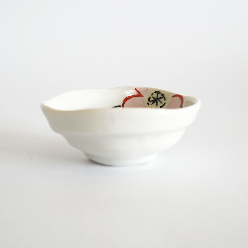 やさしいゆがみのある形状です