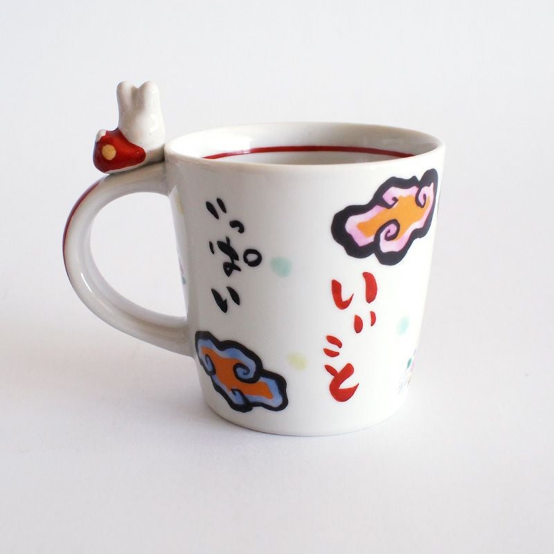 ハッピーな言葉が並ぶ元気の出るマグです