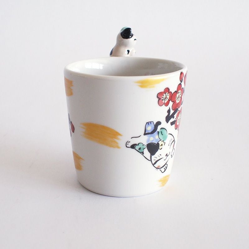 猫の三吉がかわいい表情です