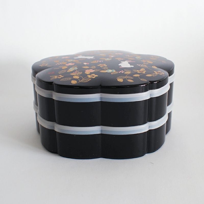 桜の形の2段のお重です