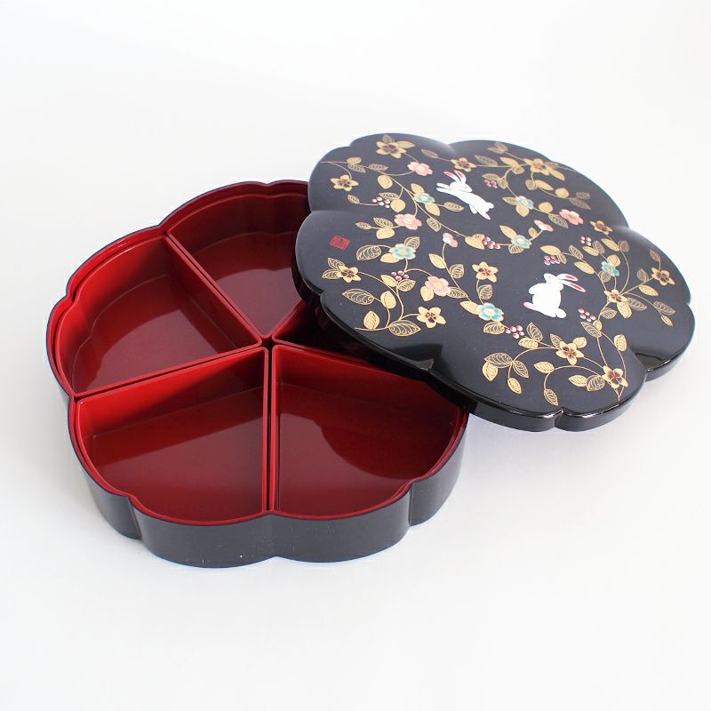 桜型のかわいい二段重です