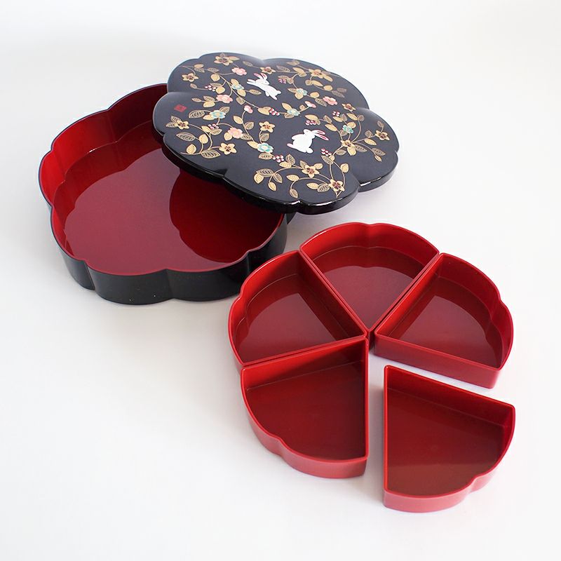 上段には花びらの形の中仕切りがついています