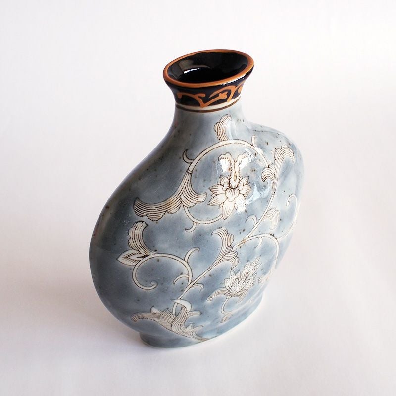 オリエンタルな雰囲気の花瓶です